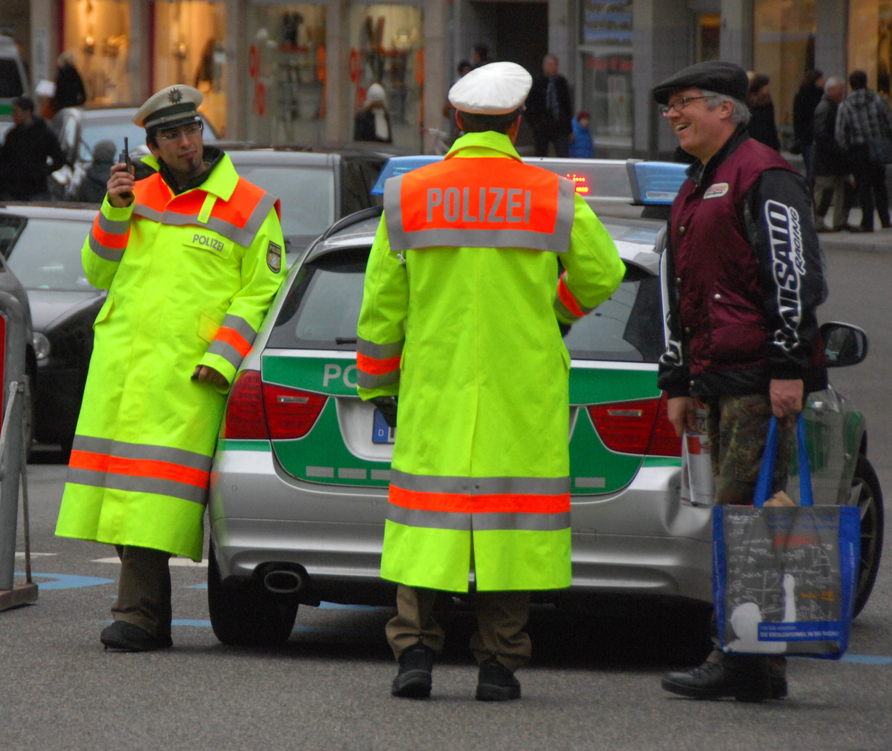 "Kennen SIE DEN schon: Im Rotlichtviertel treffen sich......."