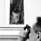 kennt wer den Fotografen der vor dem alten Haus steht und die Katze im Fenster fotografiert ?