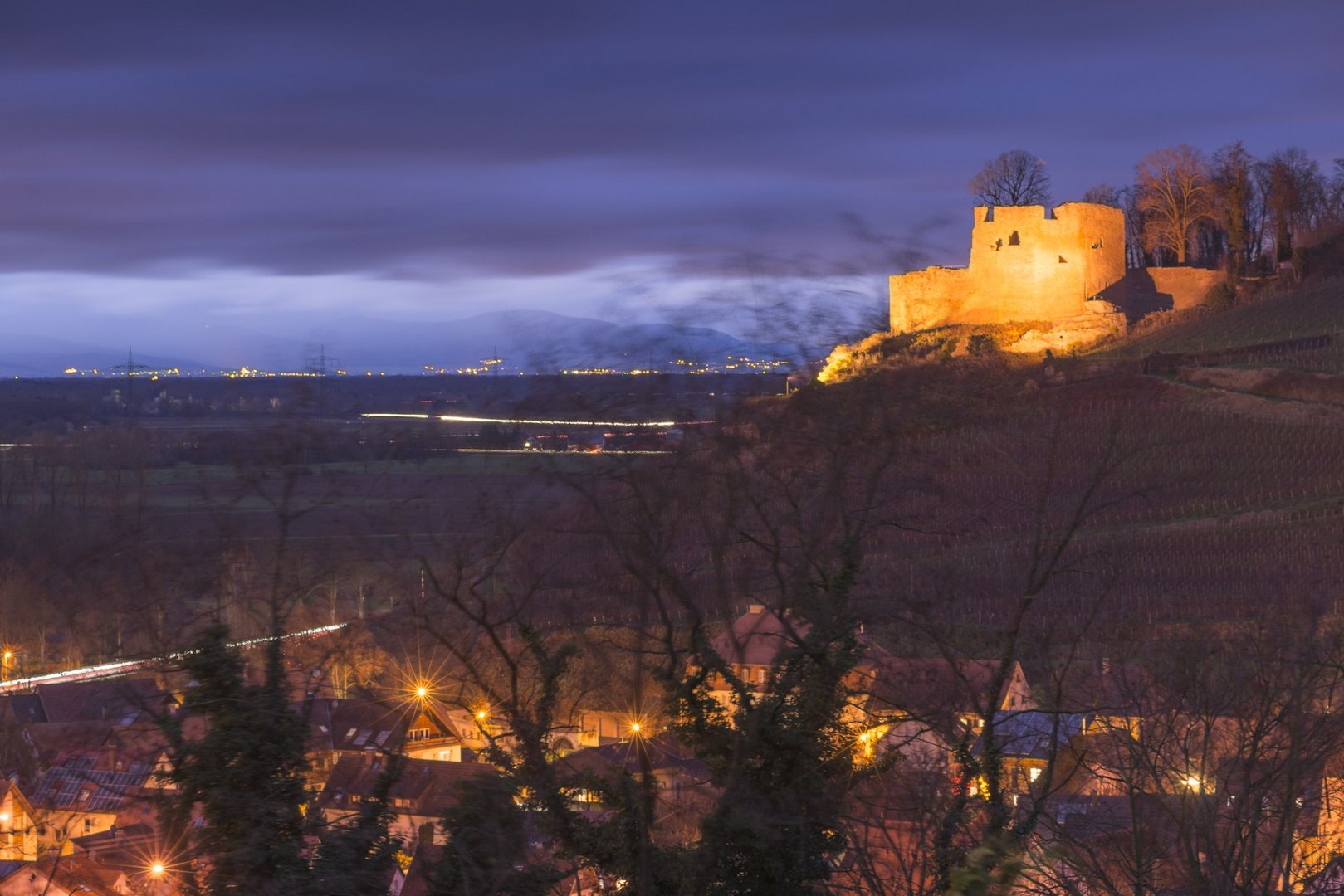 Kenzingen-Hecklingen - die Hecklinger Burgruine Lichteneck und das Elsaß im Hintergrund