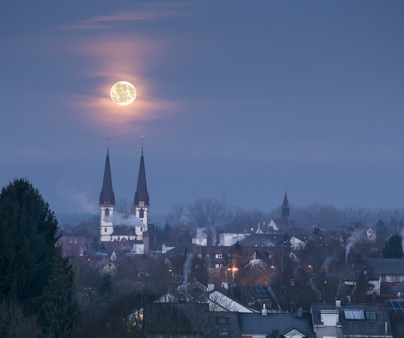 Kenzingen - Vollmond über den Zwillingstürmen der St. Laurentius Kirche