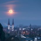 Kenzingen - Vollmond über den Zwillingstürmen der St. Laurentius Kirche