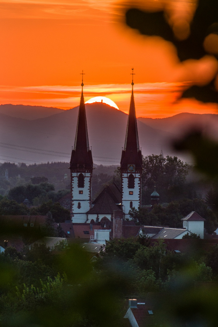 Kenzinger Zwillingstürme und die Hochkönigsburg im Sonnenuntergang