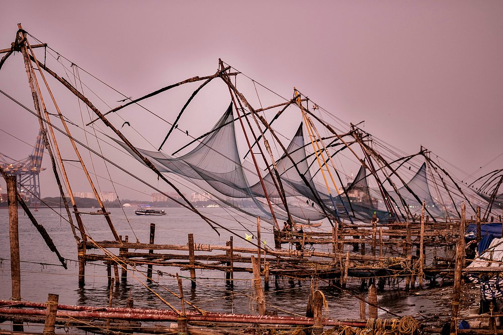 Keralas Fischernetze im Abendlicht