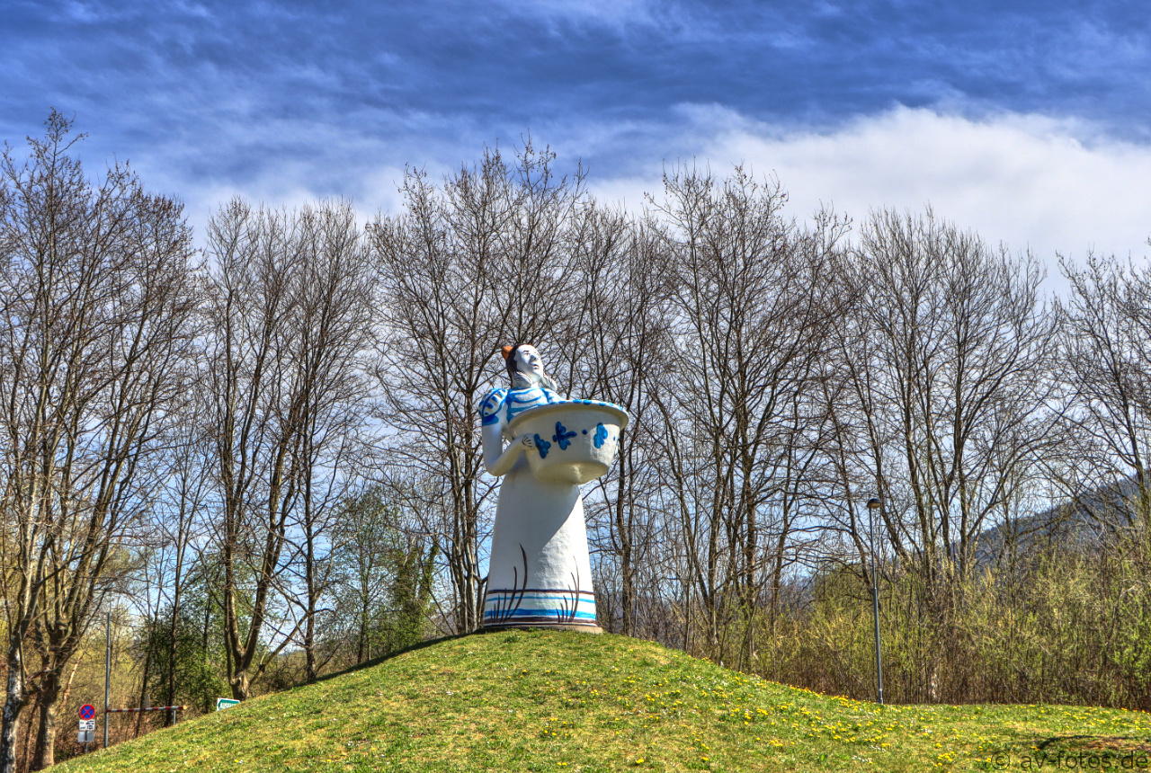 Keramik Statue Salzträgerin in 4810 Gmunden