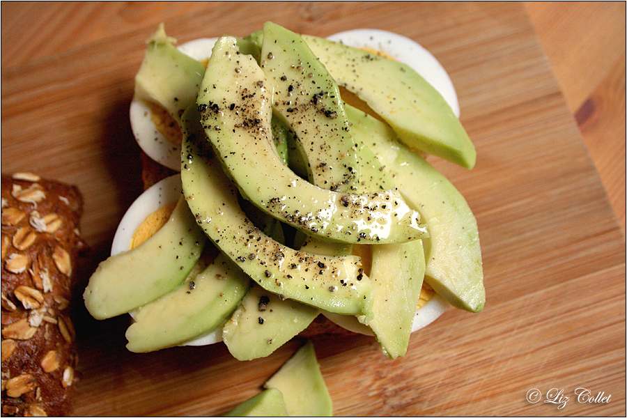 Kerniger Burger mit Ei und Avocado - und ein Alibi von Oscar Wilde