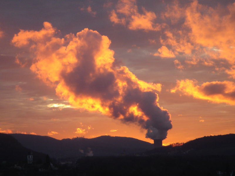 Kernkraftwerk im Sonnenuntergang