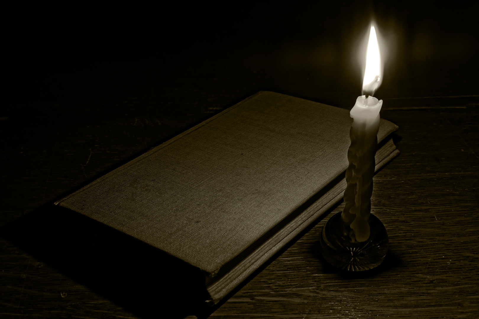 Kerze und Buch
