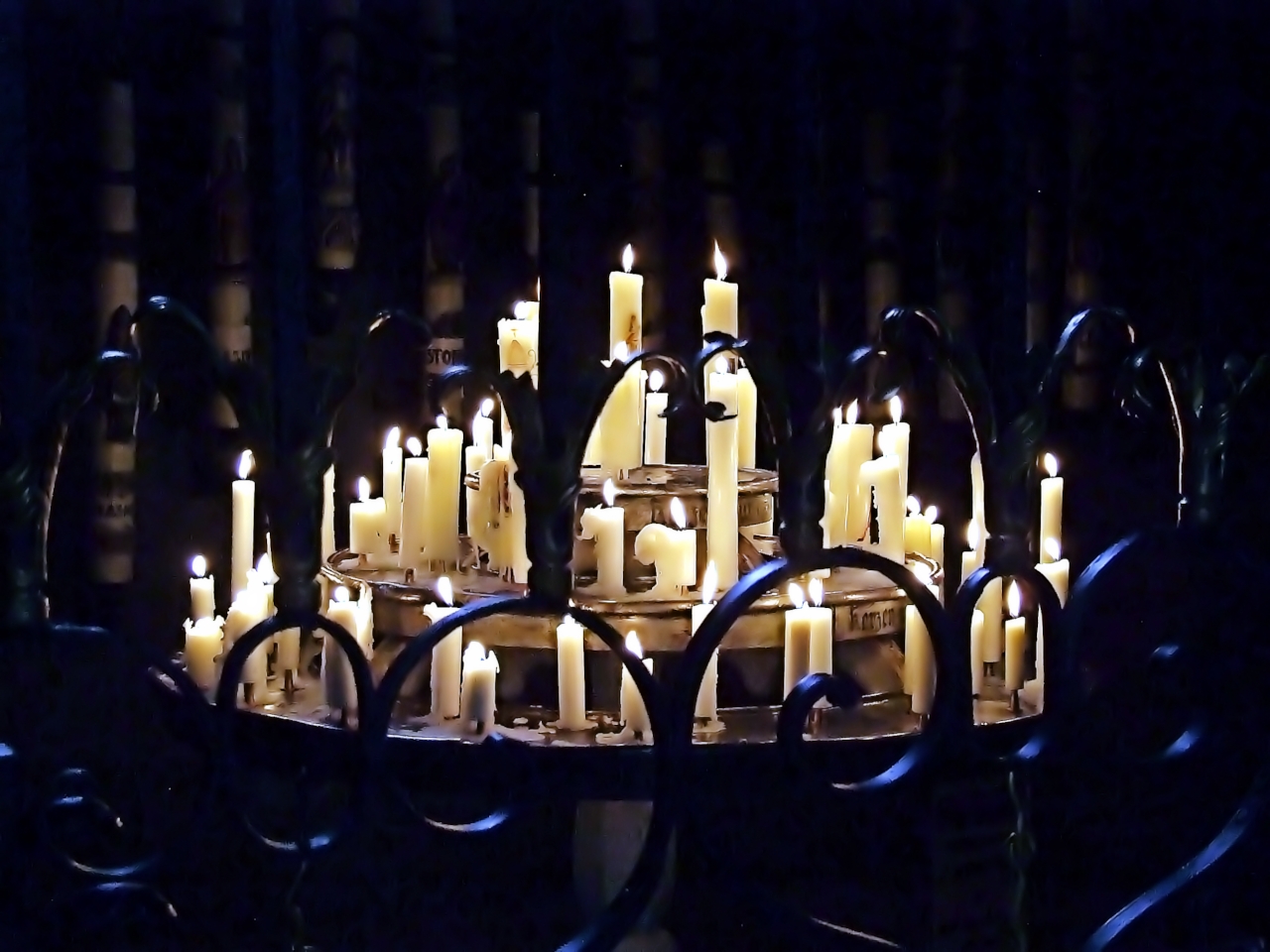 Kerzen im Dunkel
