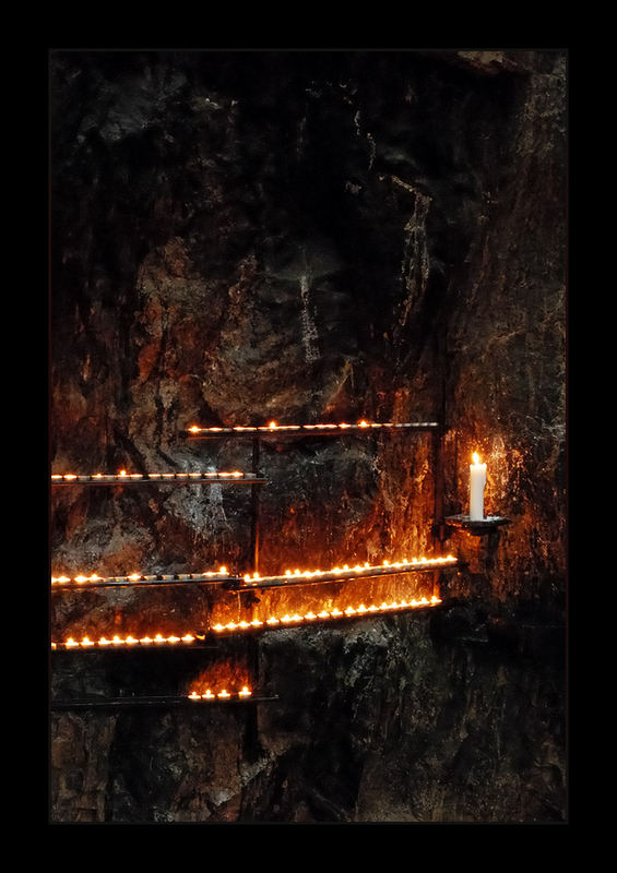 Kerzen in der Temppeliaukio-Kirche