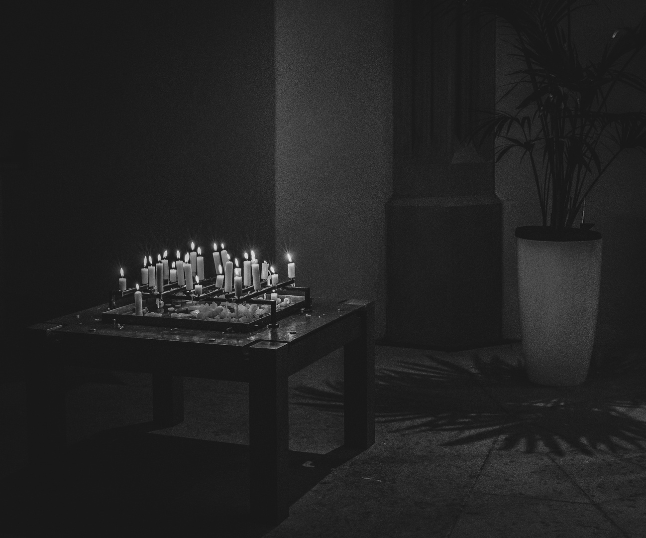 Kerzen und Tisch - Stilleben