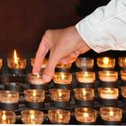 Kerzen zum Gedenken, angezündet im Kölner Dom...