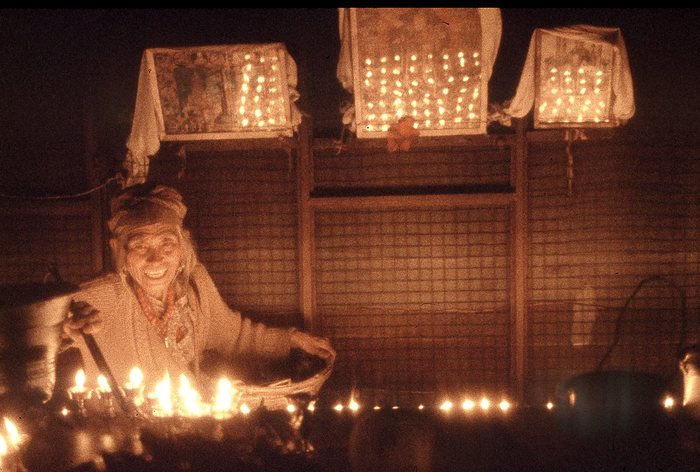 Kerzenfrau im Tempel