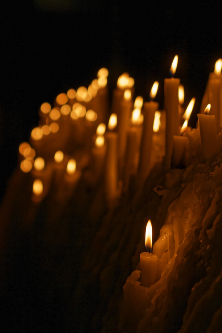 Kerzenlichter in der Kirche