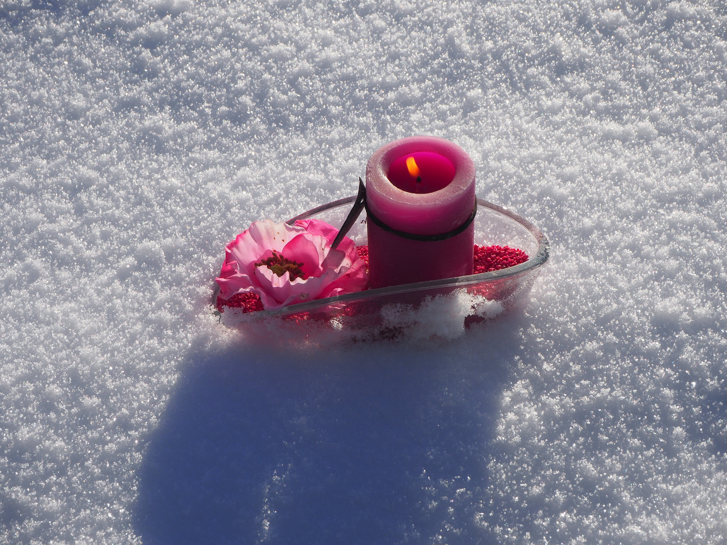 Kerzenschiff im Schnee