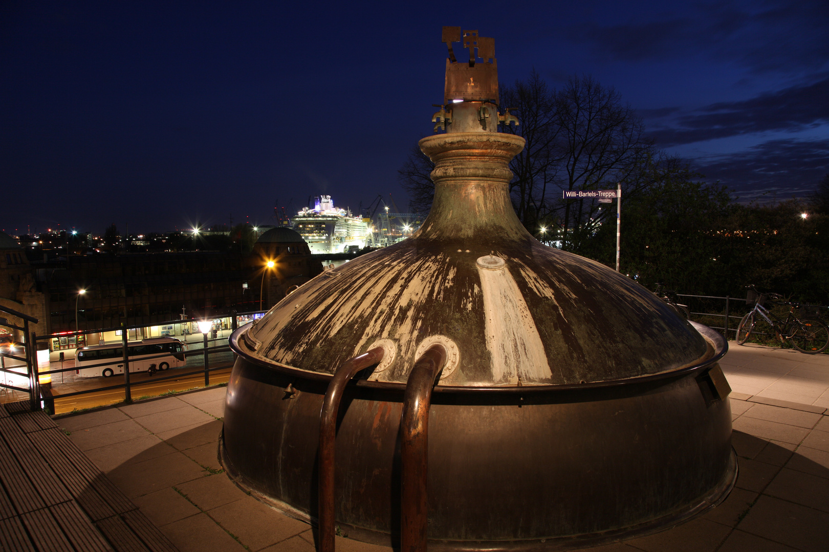 Kessel im Hafen