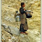 Kesselträgerin, Tingri Tibet