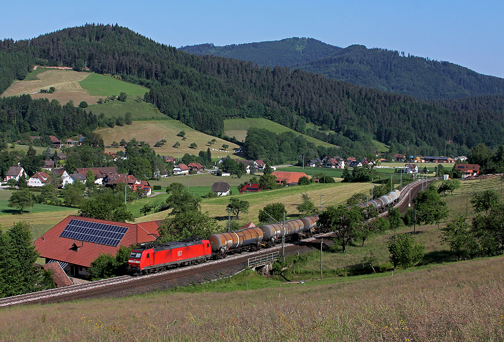 Kesselwagen in idyllischer Landschaft