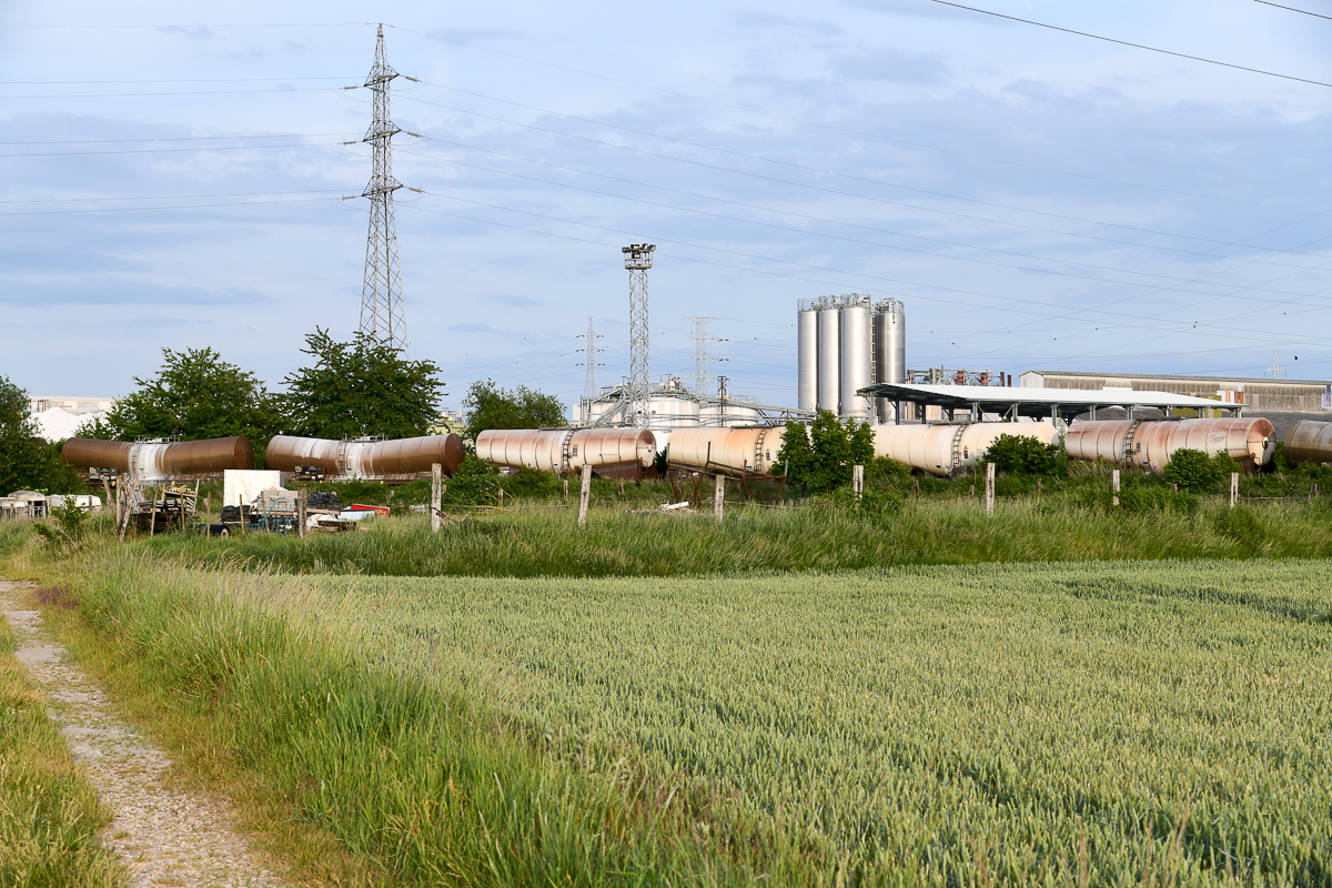 Kesselwagen neben einer Chemiefabrik in Loen (B)