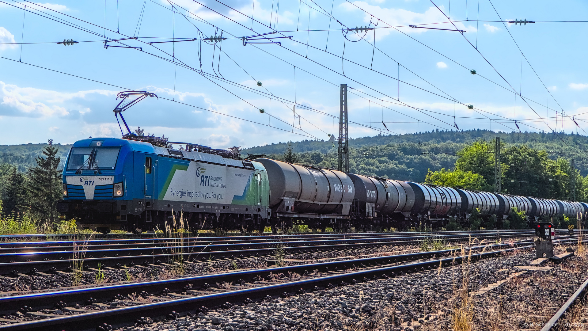 Kesselzug wartet auf Ausfahrt