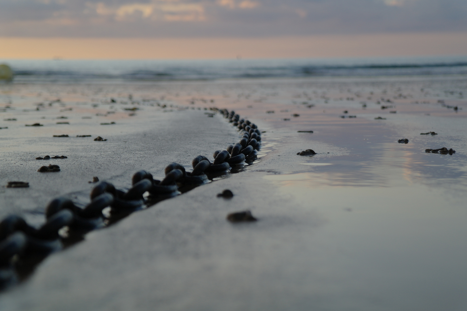 Kette im Sand (Saint Pabu)