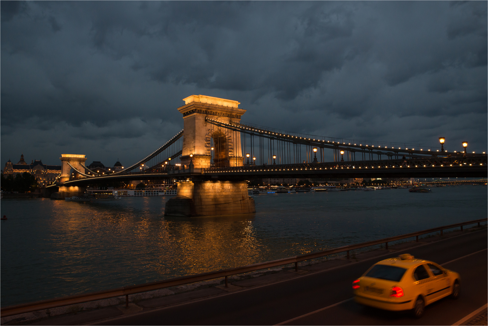 Kettenbrücke am Abend