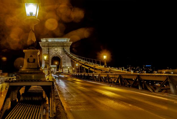  Kettenbrücke bei Nacht