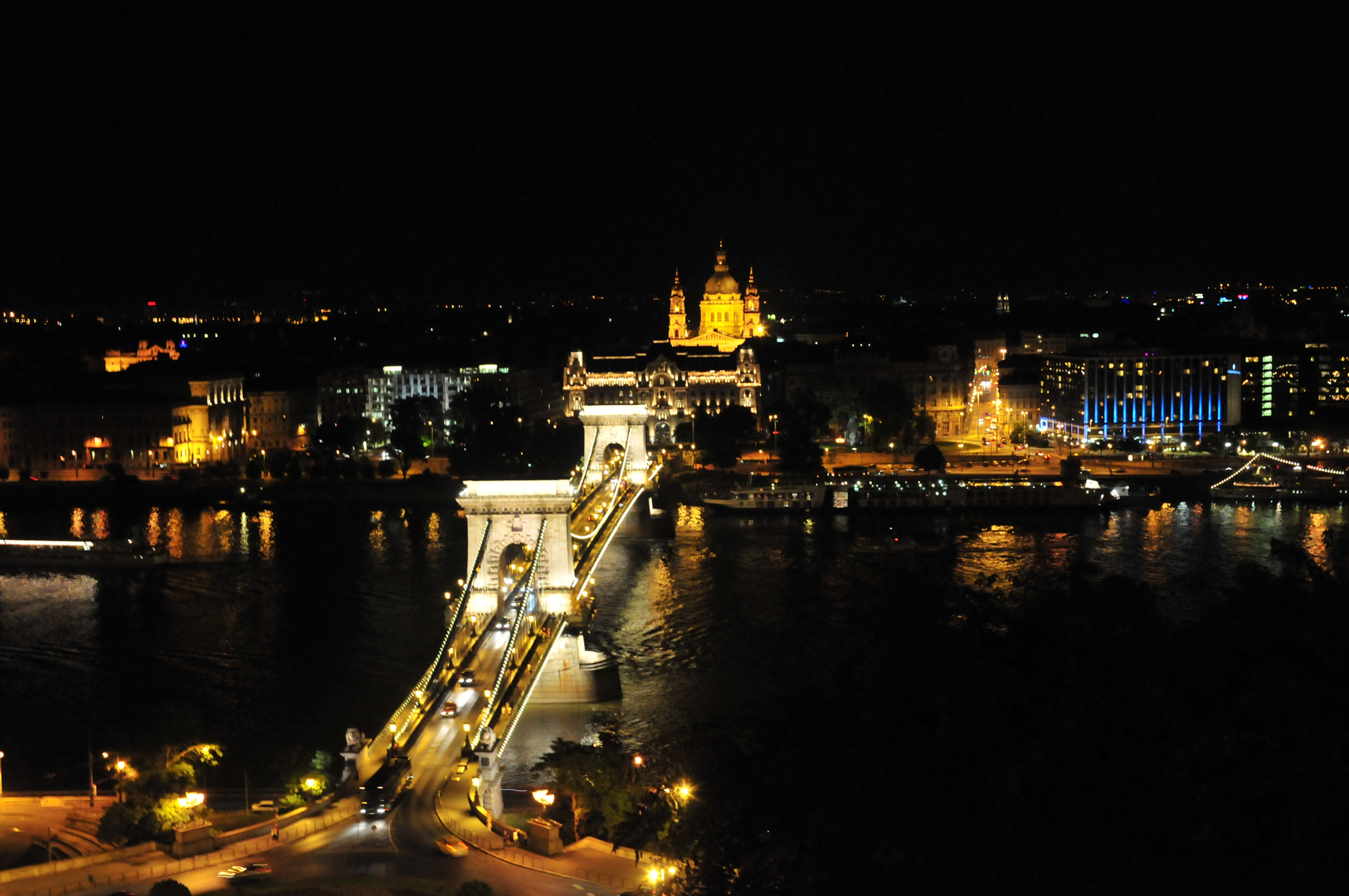 Kettenbrücke bei Nacht