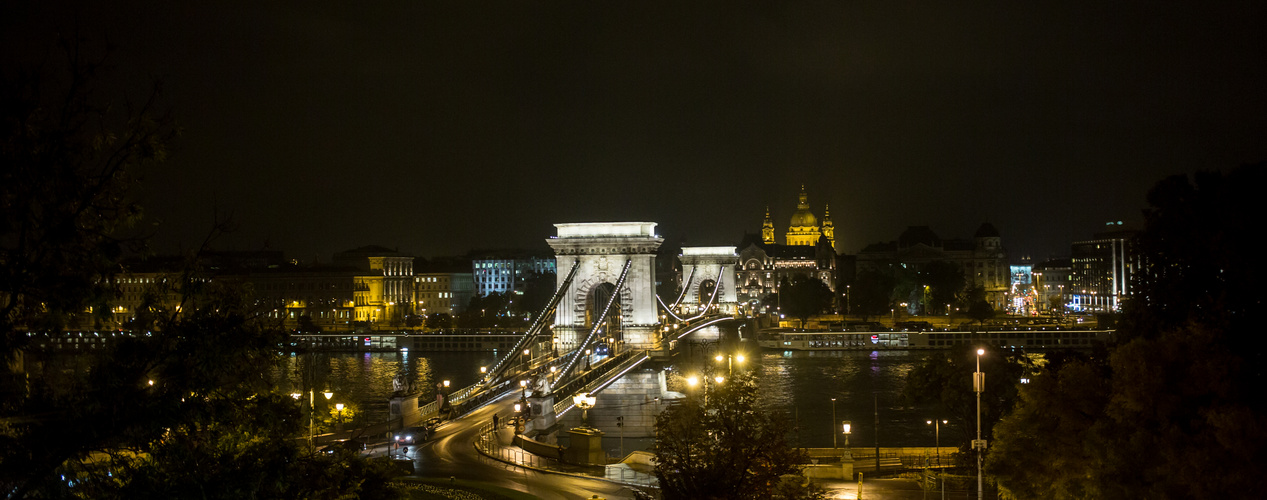 Kettenbrücke bei Nacht