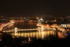 Kettenbrücke bei Nacht 2