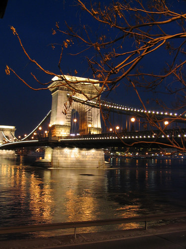 Kettenbrücke bei Nacht