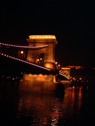 Kettenbrücke in Budapest bei Nacht