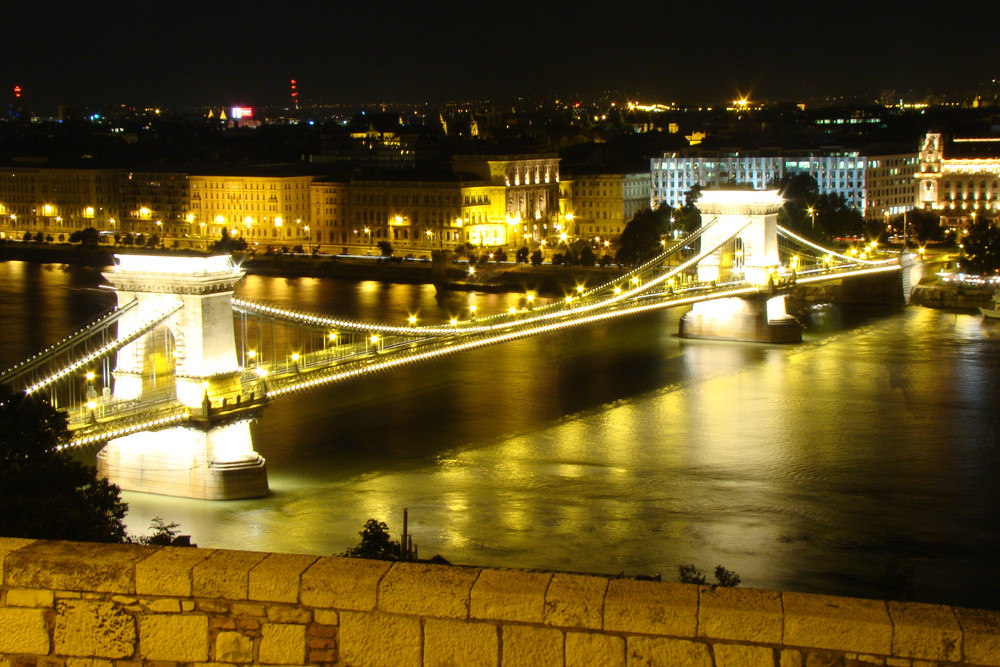 Kettenbrücke in Budapest bei Nacht