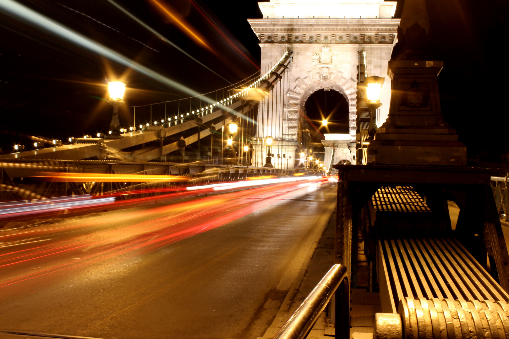 Kettenbrücke (Lánchíd) mit Verkehr by night