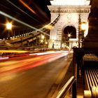 Kettenbrücke (Lánchíd) mit Verkehr by night