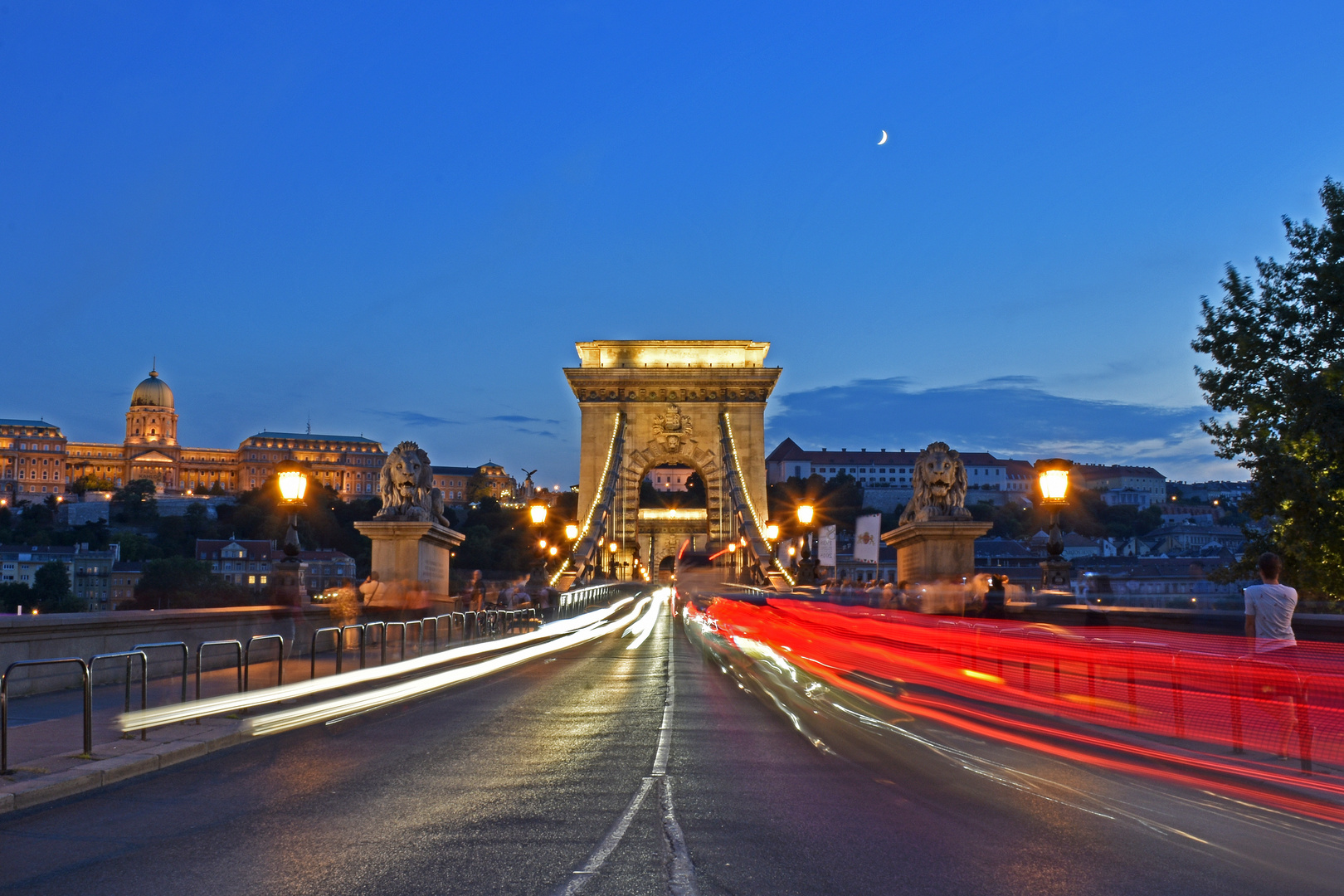 Kettenbrücke mit abendlichen Verkehr