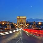 Kettenbrücke mit abendlichen Verkehr