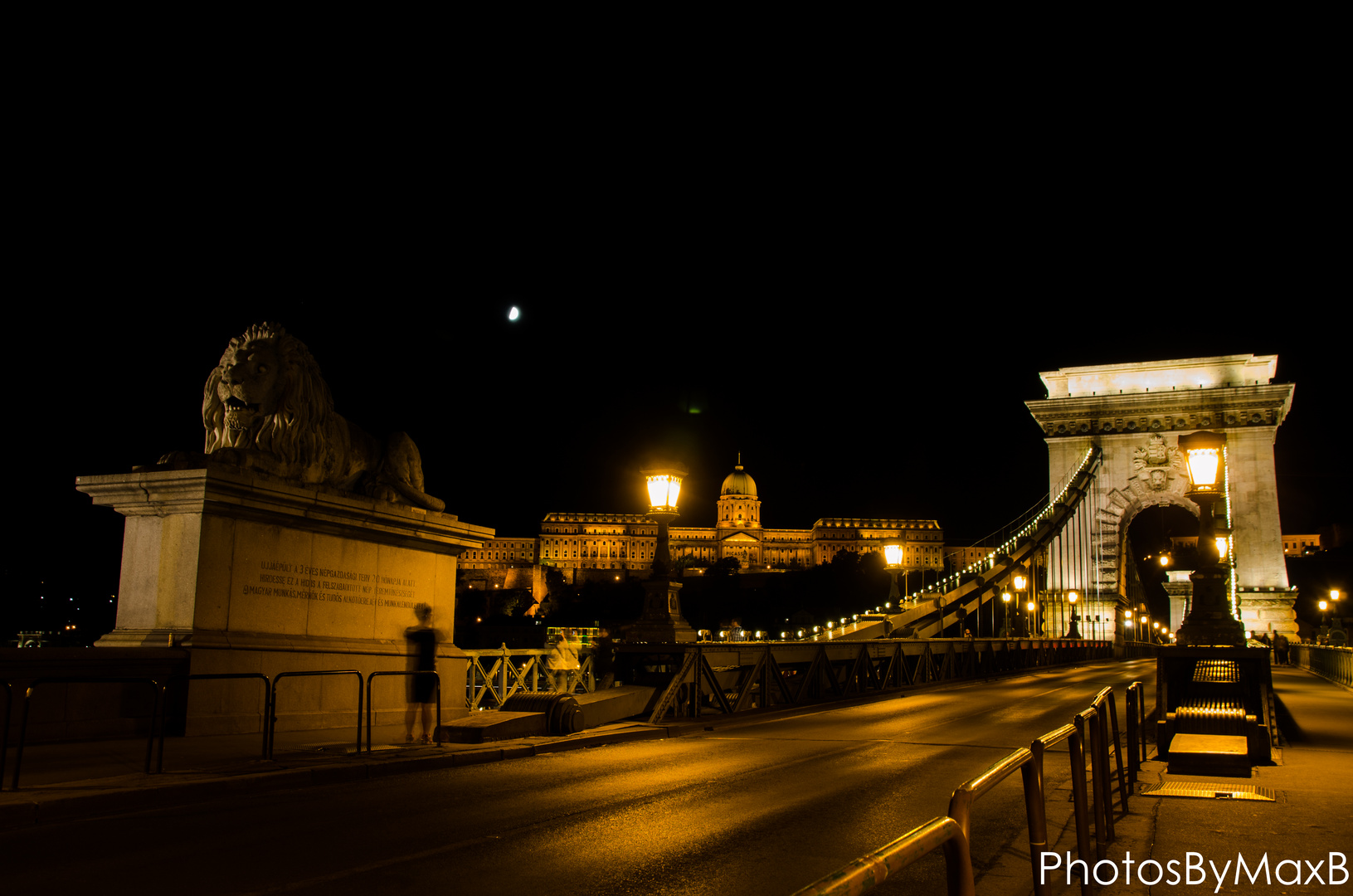 Kettenbrücke mit Burgpalast bei Nacht