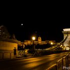 Kettenbrücke mit Burgpalast bei Nacht