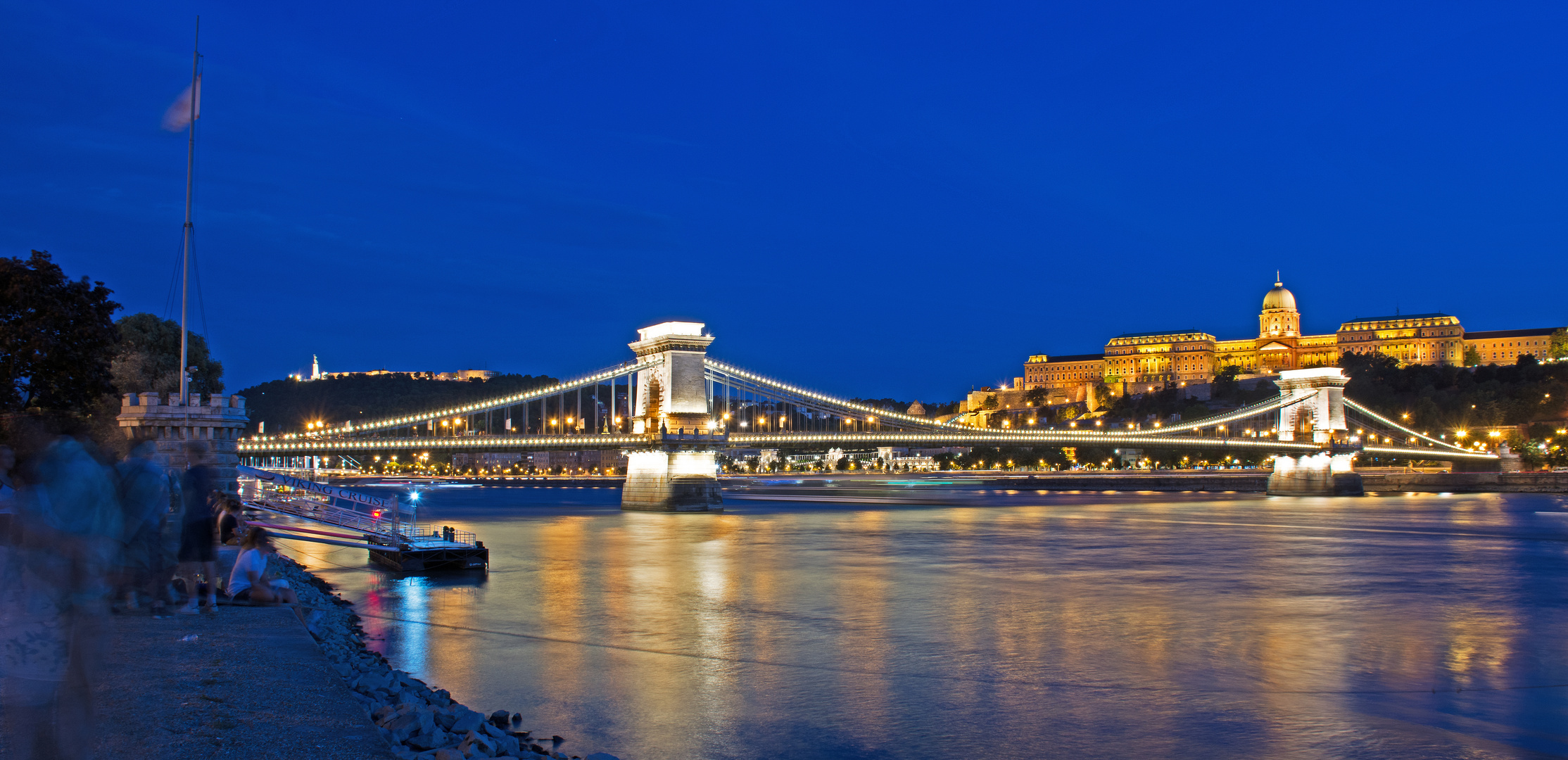 Kettenbrücke mit Gellertberg und Burgpalast im Hindergrund