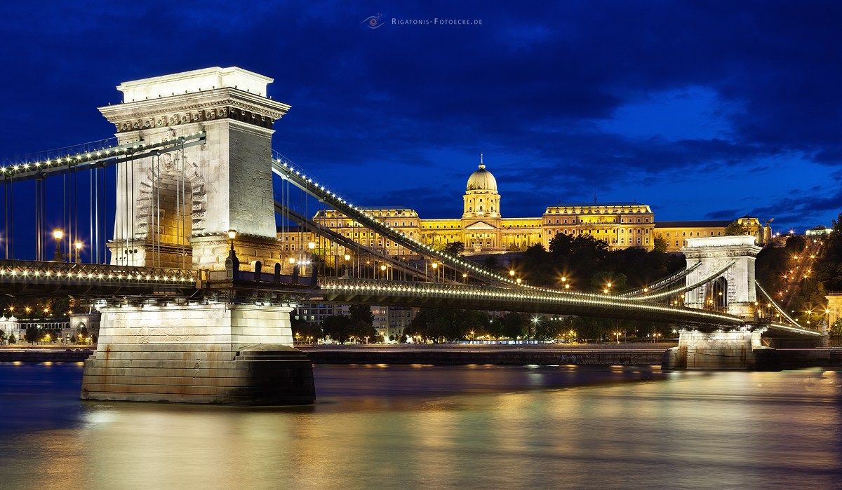 ...Kettenbrücke mit royalen Palast...