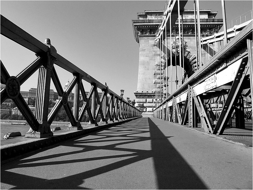 kettenbrücke über der donau