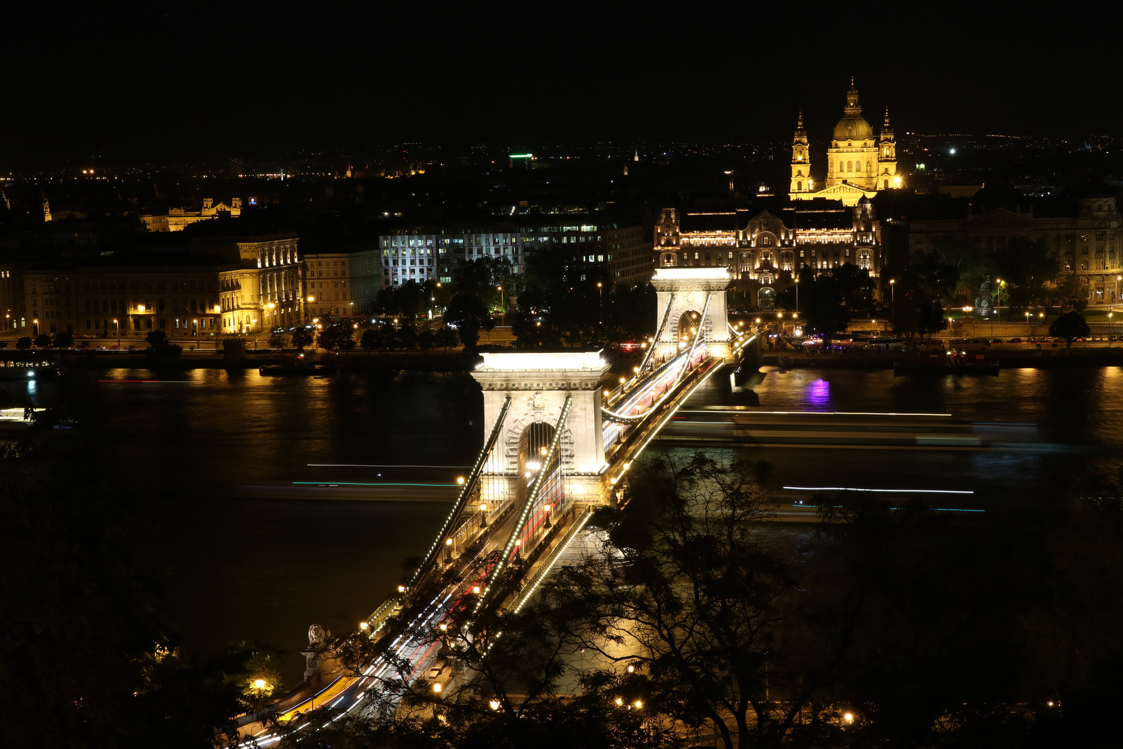 Kettenbrücke und Basilika