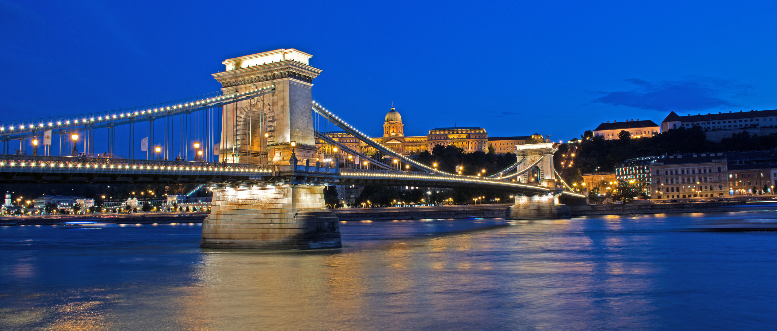 Kettenbrücke und Burgpalast