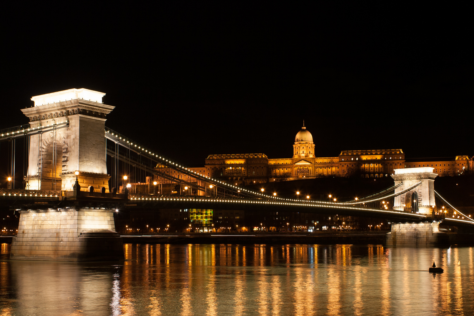 Kettenbrücke und Burgpalast in Budapest