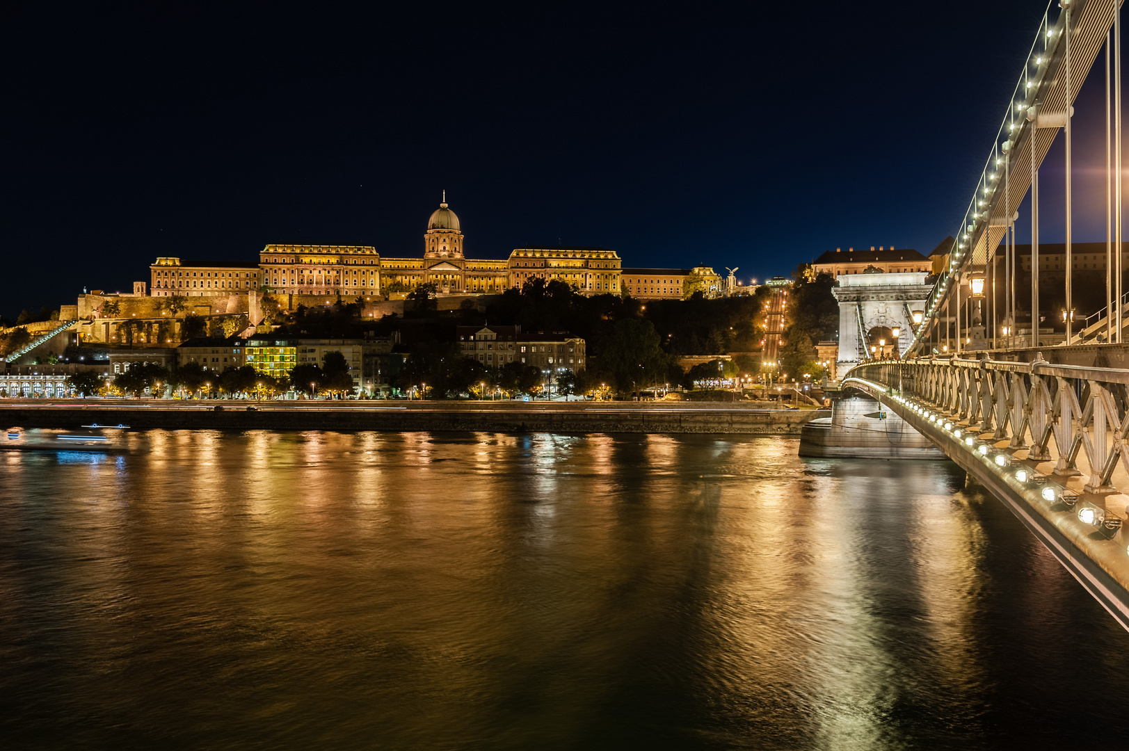 Kettenbrücke und Nationalgalerie