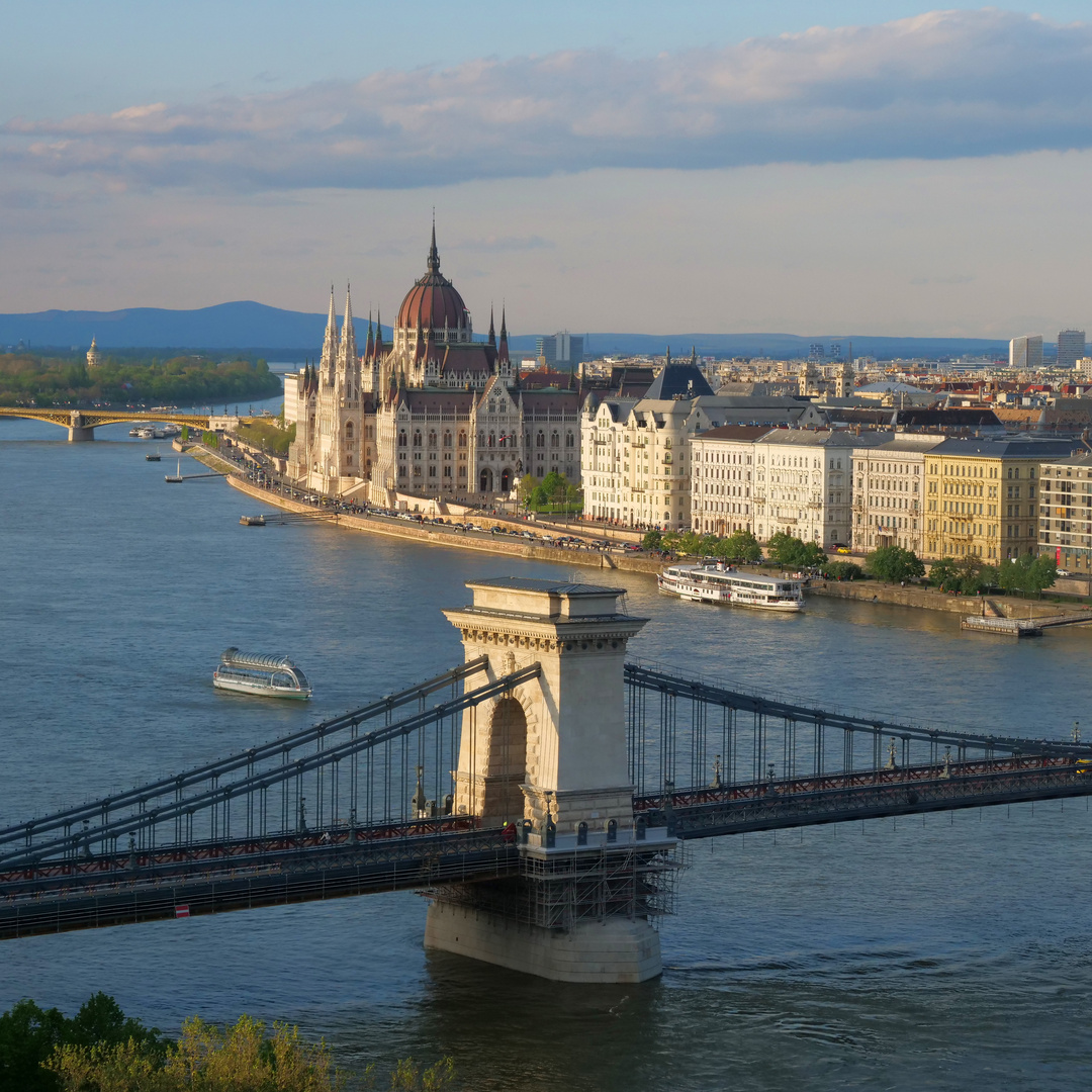 Kettenbrücke und Parlament in Budapest