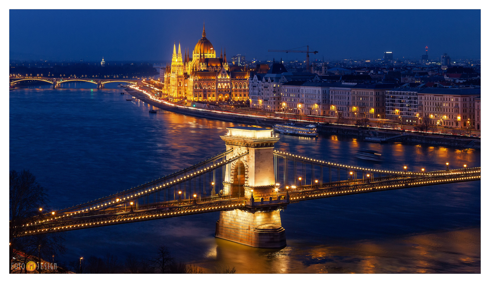 Kettenbrücke und Parlamentsgebäude