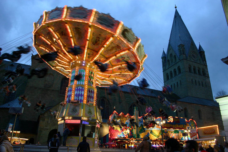 Kettenkarussell vor dem alten Dom