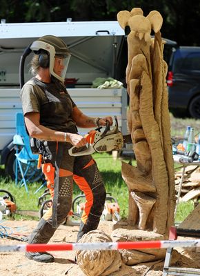 Kettensägenkünstlerin