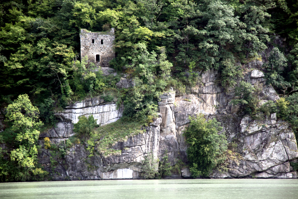 Kettenturm unterhalb von Schloss Neuhaus bei Untermühl